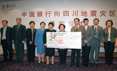 2008年5月14日上午，張燕玲副行長(zhǎng)將一張面額1,000萬(wàn)的現(xiàn)金支票交到了中國(guó)紅十字會(huì)總會(huì)彭珮云會(huì)長(zhǎng)手中，代表中國(guó)銀行向汶川地震受災(zāi)地區(qū)人民捐款。