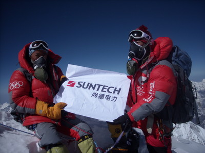 Mountaineers Display Suntech on Top of Mt Everest