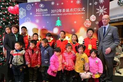 The General Manager of Hilton Shanghai Hongqiao, Mr. Michael Williamson together with the children from Stepping Stones.