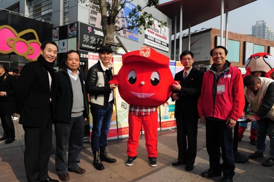 （從左至右）上海市血液中心副主任沈行峰、上海市血液中心主任朱永明、觸動傳媒創(chuàng)始人兼執(zhí)行主席馮暉中、上海市紅十字會常務(wù)副會長馬強、“獻血達人”陳澤人