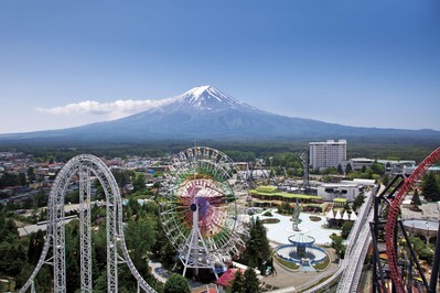 坐落在富士山腳下的富士急樂園和富士高原度假酒店，與東京到富士山間的輕軌車站和高速巴士站近在咫尺，交通方便。