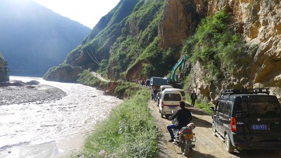 在甘肅面試李錦記希望廚師途中，遭遇地震造成的道路塌方