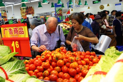 沃爾瑪云南普洱縣全新門(mén)店開(kāi)業(yè)當(dāng)日，顧客在選購(gòu)優(yōu)質(zhì)低價(jià)的生鮮商品