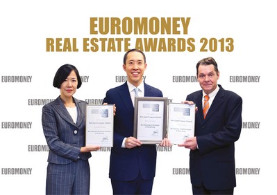 財經(jīng)雜志《歐洲貨幣》(Euromoney)亞洲區(qū)主管Marcus H Langston（右）頒發(fā)2013年度房地產(chǎn)大獎（Real Estate Awards 2013）3項殊榮，包括：「香港較佳住宅發(fā)展商」、「香港較佳休閑/酒店發(fā)展商」及「香港較佳工業(yè)/貨倉發(fā)展商」予信和置業(yè)有限公司執(zhí)行董事黃永光先生（中）及聯(lián)席董事李蕙蘭女士（左）。