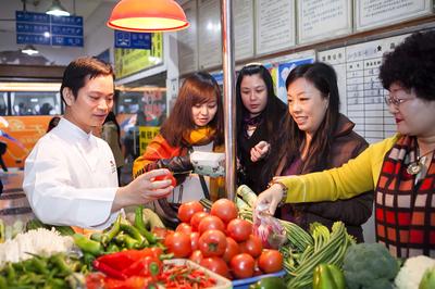 媒體嘉賓與廣州海航威斯汀中餐行政總廚吳天榮一同前往集市，親自挑選“活力食品”食材