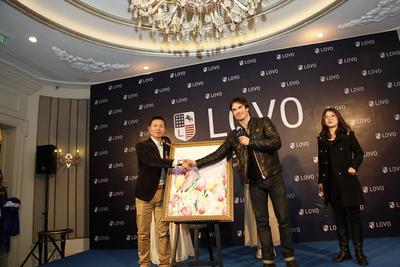 IAN與羅萊家紡副總裁揭幕LOVO2014年春夏新款手繪稿，并在畫稿上留下親筆簽名